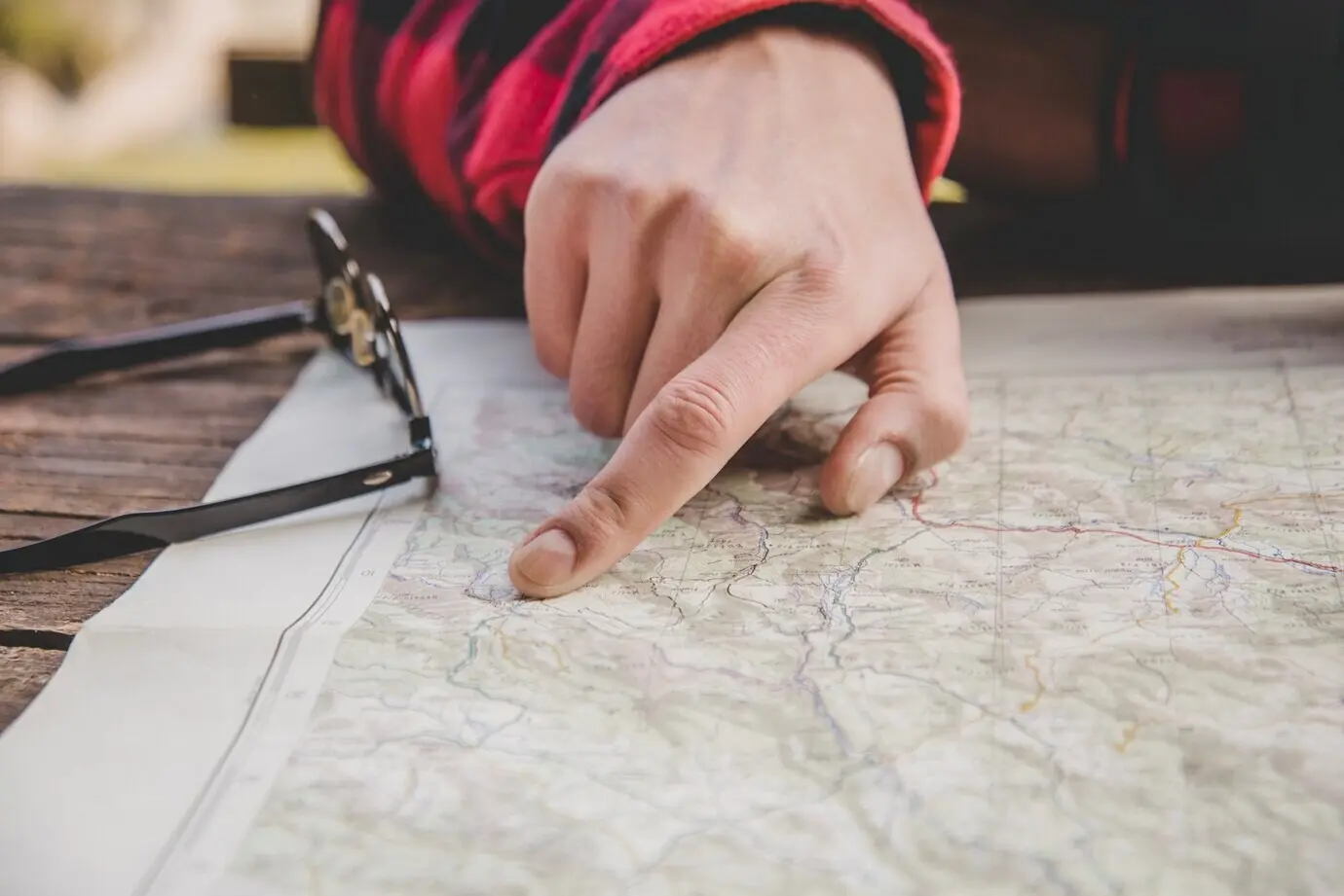 Primer plano de un dedo señalando una ubicación en el mapa.