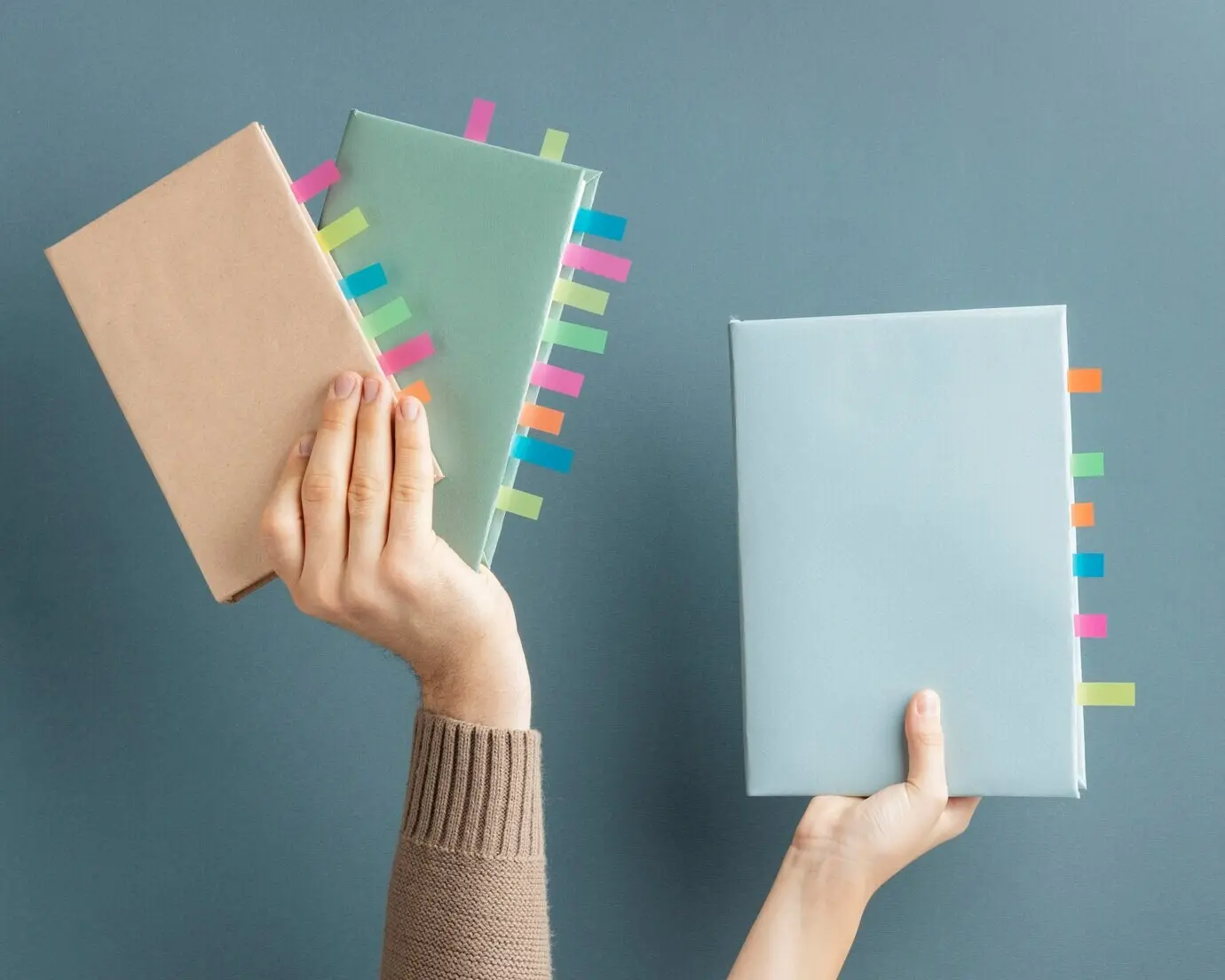 Composición en vista frontal con distintos libros