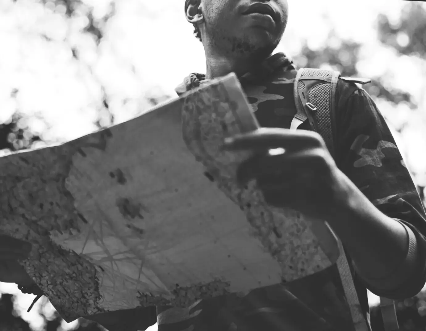 Verificando el mapa en el bosque