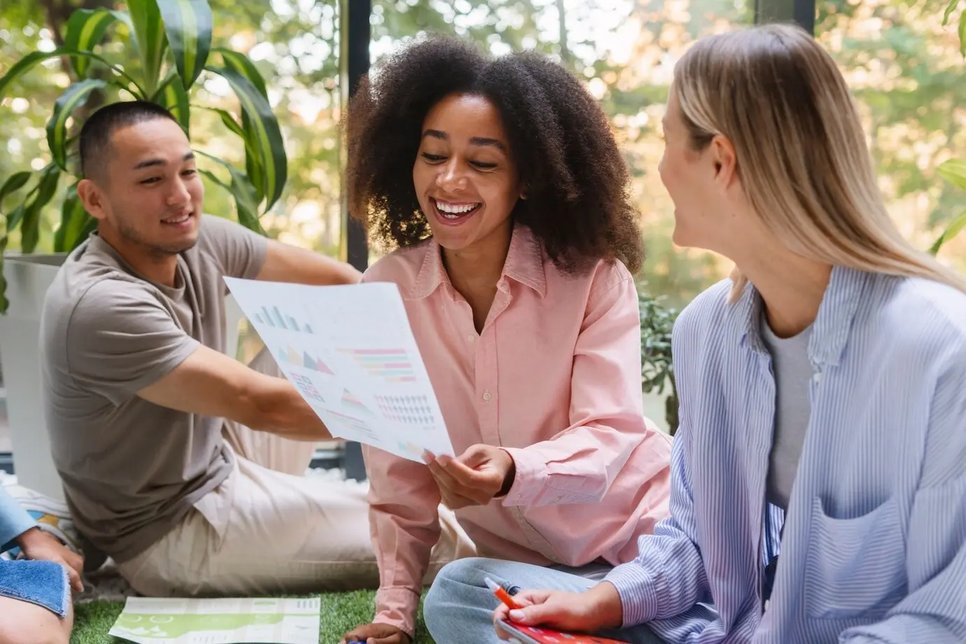 Personas que trabajan en conjunto en una marca tecnológica